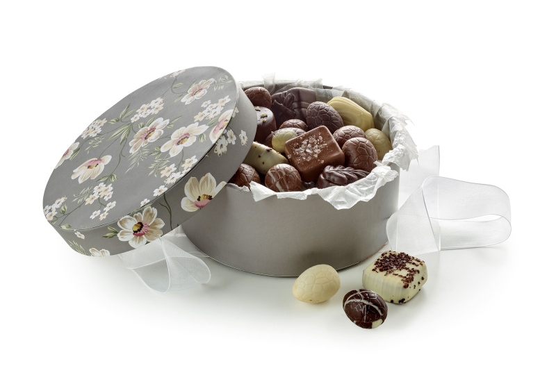 Hatte&aelig;ske brun/hvid blomst med luksus chokolade- & &aelig;g | 500g