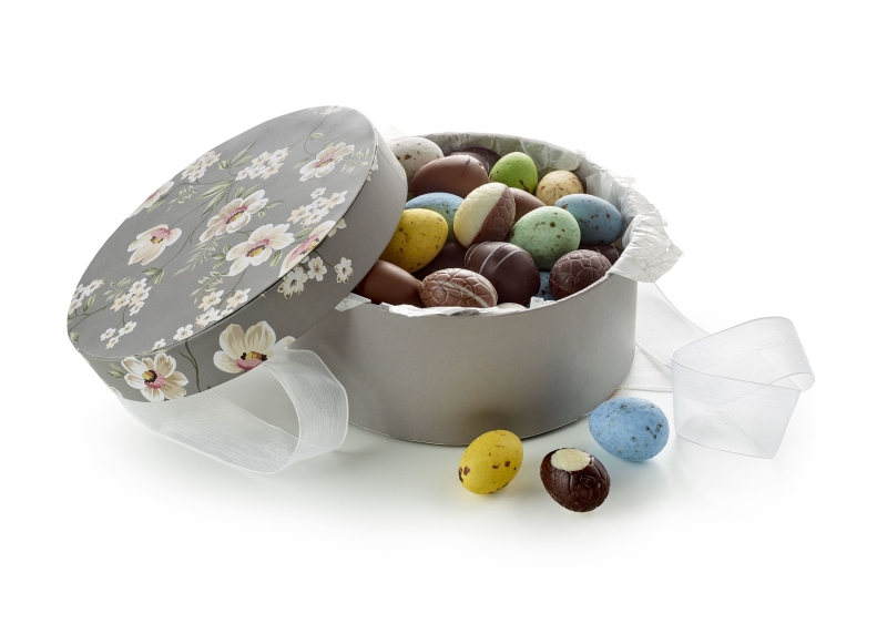 Hatte&aelig;ske brun/hvid blomst med mixede p&aring;ske&aelig;g | 500g